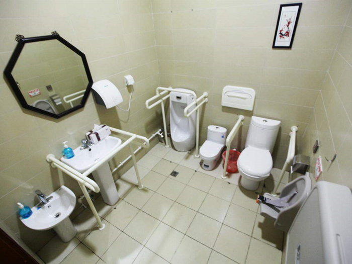 衛(wèi)生間扶手等設(shè)施應(yīng)該怎樣設(shè)置在無障礙衛(wèi)生間里呢？