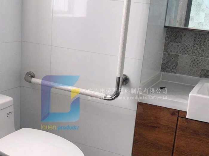 安裝衛(wèi)生間扶手，小細(xì)節(jié)顯示大的關(guān)懷