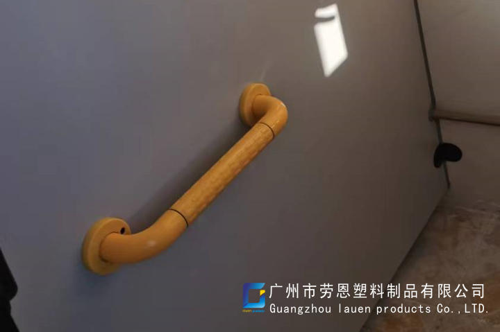 【佛山南?！可鐓^(qū)加裝無障礙扶手，給老人觸手可及的安全